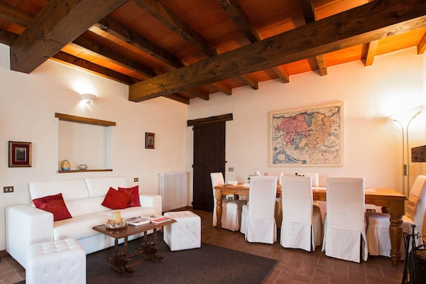 Foto van Zonnig vakantiehuis met zwembad - Vakantiehuis in Salsomaggiore Terme - LivingRoom