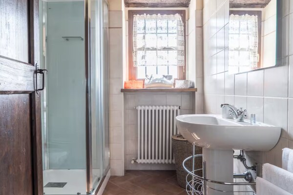 Foto van Zonnig vakantiehuis met zwembad - Vakantiehuis in Salsomaggiore Terme - BathRoom