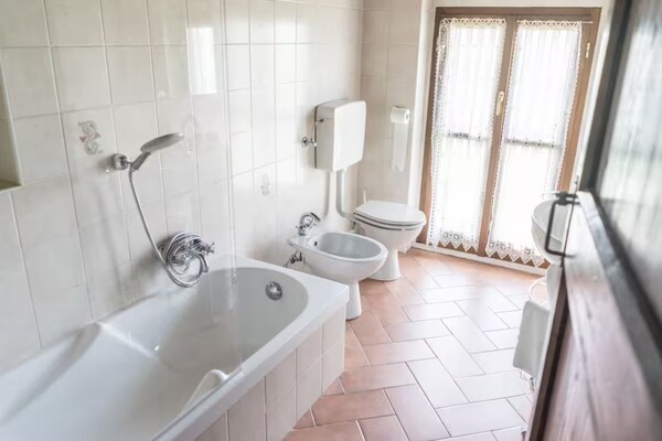 Foto van Zonnig vakantiehuis met zwembad - Vakantiehuis in Salsomaggiore Terme - BathRoom