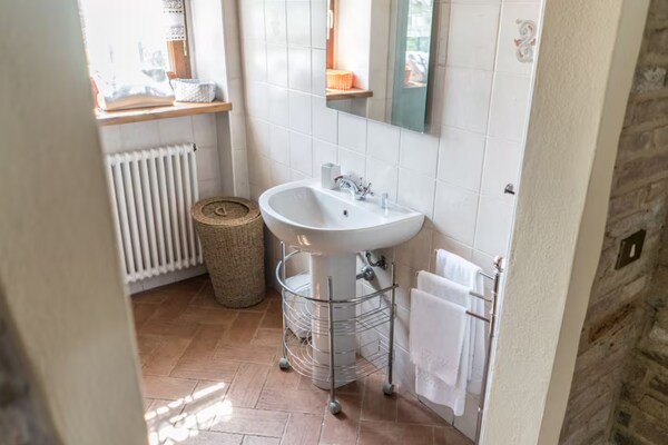 Foto van Zonnig vakantiehuis met zwembad - Vakantiehuis in Salsomaggiore Terme - BathRoom