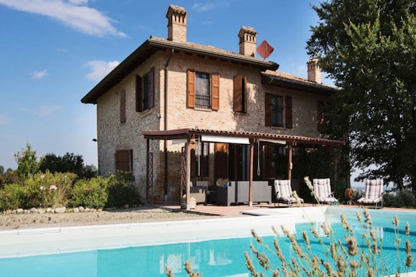 Foto van Zonnig vakantiehuis met zwembad - Vakantiehuis in Salsomaggiore Terme - ExteriorSummer