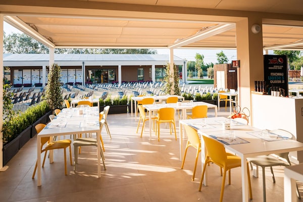 Foto van Lodge in het familiedorp Rimini vlakbij het strand - DiningRoom