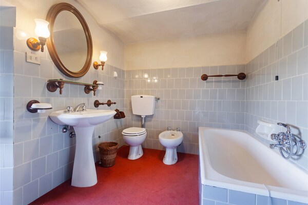 Foto van Gezellig Vakantiehuis met Zwembad - Vakantiehuis in Borgo San Lorenzo (FI) - BathRoom