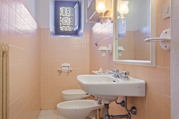Foto van Gezellig Vakantiehuis met Zwembad - Vakantiehuis in Borgo San Lorenzo (FI) - BathRoom