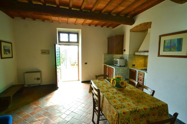 Foto van Gezellig Vakantiehuis met Zwembad - Vakantiehuis in Capraia E Limite (fi) - DiningRoom