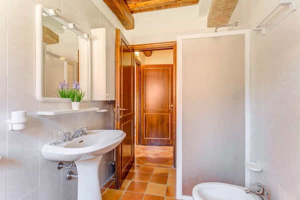 Foto van Zonnig appartement met tuin - Vakantiehuis in Gambassi Terme-Fi - BathRoom