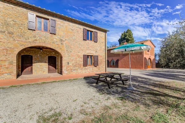 Foto van Zonnig appartement met tuin - Vakantiehuis in Gambassi Terme-Fi - ExteriorSummer