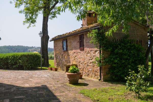 Foto van Rustiek toevluchtsoord in Toscane met zwembad - Vakantiehuis in Montaione - ExteriorSummer