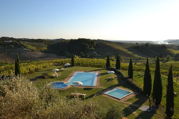 Foto van Gezellig vakantiehuis met zwembad met bubbelbad en kinderbad - PoolOfHouse