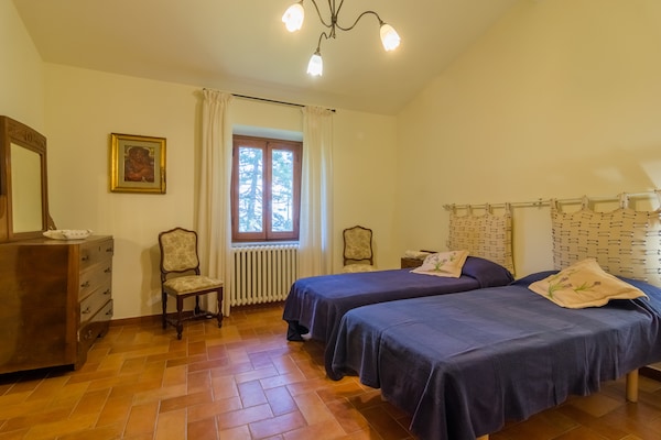 Foto van Rustiek vakantiehuis in Dicomano met gezamenlijk zwembad - BedRoom