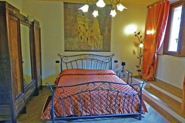 Foto van Villa in Pistoia met Zwembad en Uitzicht - Vakantiehuis in Pistoia - BedRoom