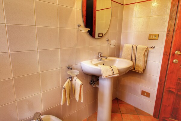 Foto van Boerderij met zwembad, Ortignano - Vakantiehuis in Ortignano - BathRoom