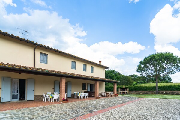 Foto van Boerderij in Bucine met zwembad - Vakantiehuis in Bucine - ExteriorSummer