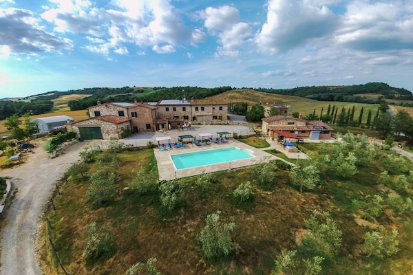 Foto van Boerderij in Toscane met zwembad - Vakantiehuis in Asciano - ExteriorSummer