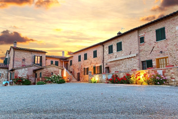 Foto van Boerderij in Toscane met zwembad - Vakantiehuis in Asciano - ExteriorSummer
