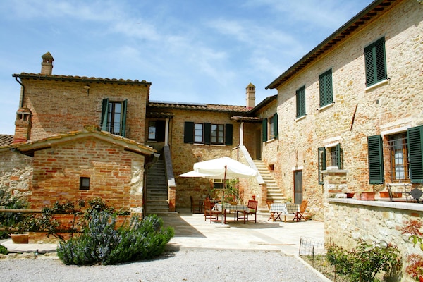 Foto van Boerderij in Toscane met zwembad - Vakantiehuis in Asciano - ExteriorSummer