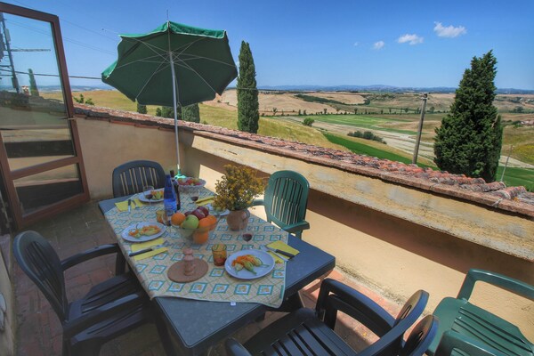 Foto van Ruime Toscaanse boerderij - Vakantiehuis in Arbia Asciano - TerraceBalcony