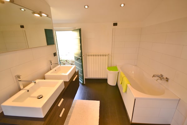 Foto van Vakantiehuis in Lucca met Zwembad en Uitzicht - Vakantiehuis in Borgo A Mozzano - BathRoom