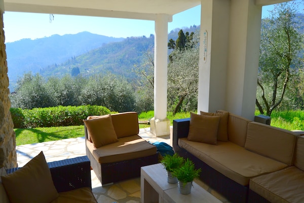 Foto van Vakantiehuis in Lucca met Zwembad en Uitzicht - Vakantiehuis in Borgo A Mozzano - TerraceBalcony