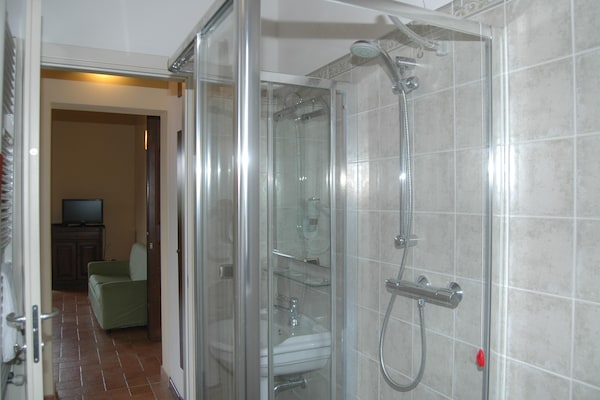 Foto van Vakantiehuis met zwembad in Camporgiano - Vakantiehuis in Camporgiano-LU - BathRoom
