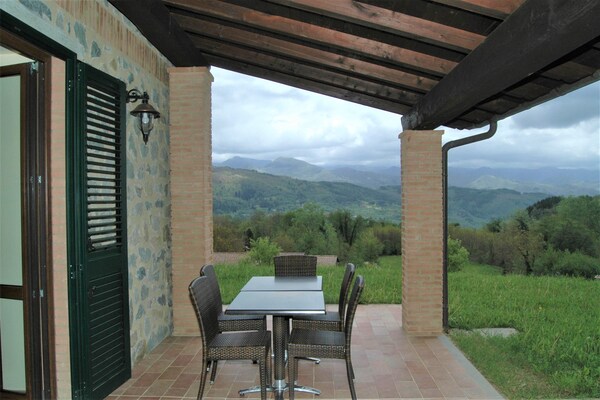 Foto van Vakantiehuis met zwembad in Camporgiano - Vakantiehuis in Camporgiano-LU - TerraceBalcony