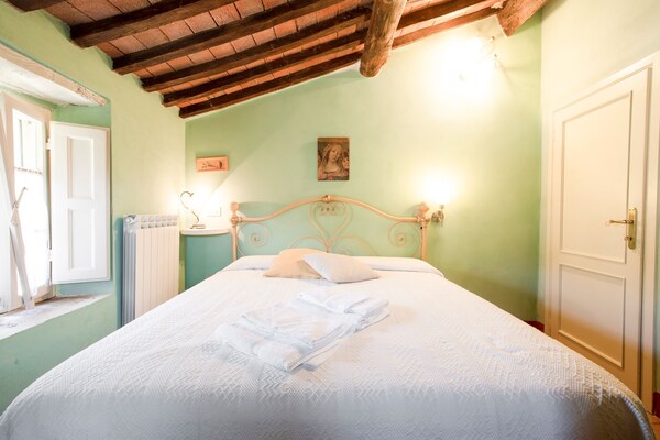 Foto van ﻿Rustiek vakantiehuis in Lucca met een privétuin - BedRoom