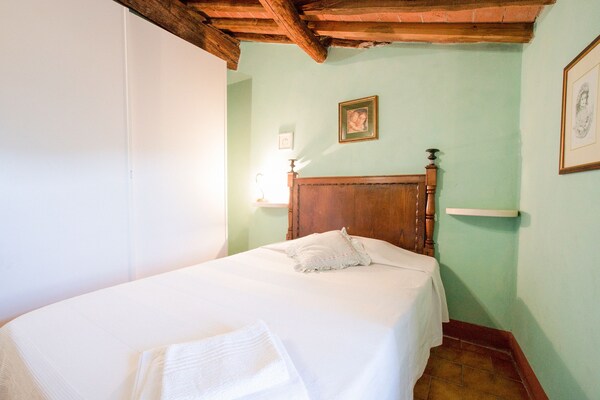 Foto van ﻿Rustiek vakantiehuis in Lucca met een privétuin - BedRoom