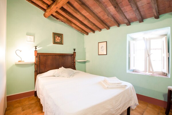 Foto van ﻿Rustiek vakantiehuis in Lucca met een privétuin - BedRoom