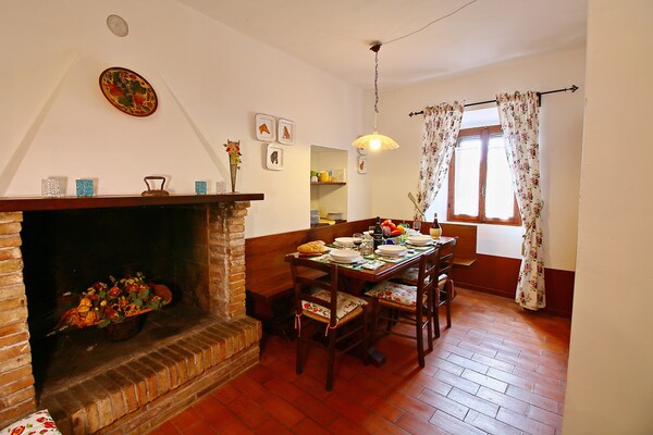 Foto van Moderne villa in Fabriano met privézwembad - Vakantiehuis in Fabriano - DiningRoom