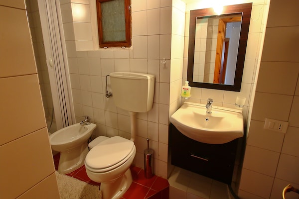 Foto van Moderne villa in Fabriano met privézwembad - Vakantiehuis in Fabriano - BathRoom