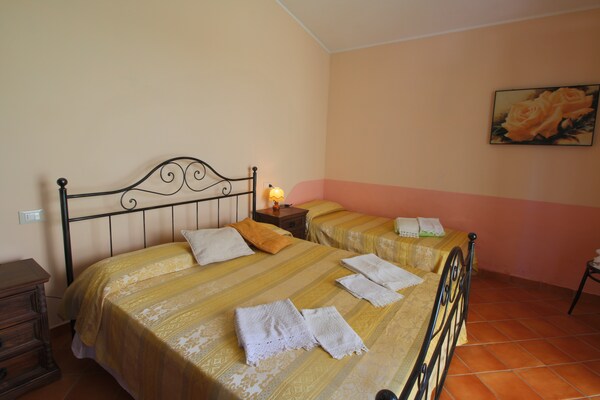 Foto van Hill View Retreat met zwembad - Vakantiehuis in Apecchio - BedRoom