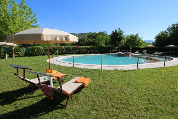 Foto van Appartement in Marche met Zwembad en Uitzicht - Vakantiehuis in Apecchio - PoolOfHouse