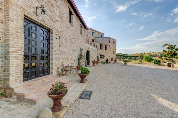Foto van Monumentaal vakantiehuis in de heuvels van Abruzzo - ExteriorSummer