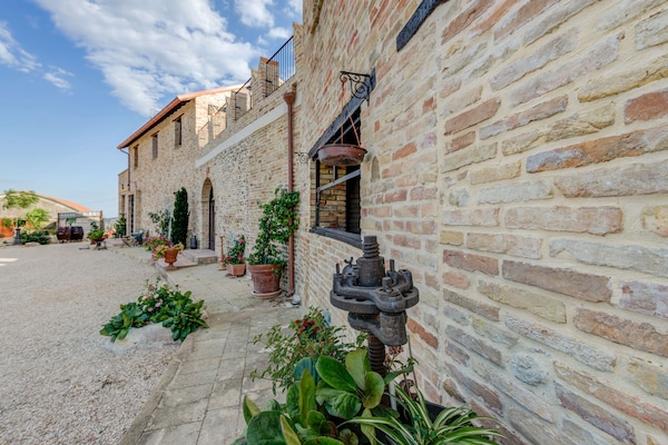 Foto van Monumentaal vakantiehuis in de heuvels van Abruzzo - ExteriorSummer