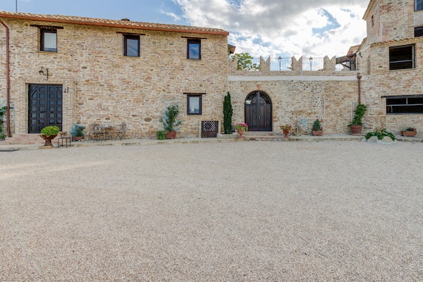 Foto van Monumentaal vakantiehuis in de heuvels van Abruzzo - ExteriorSummer