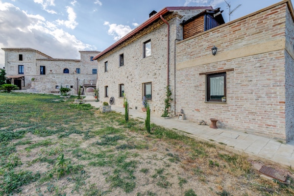 Foto van Monumentaal vakantiehuis in de heuvels van Abruzzo - ExteriorSummer