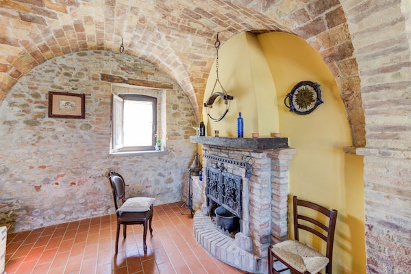 Foto van Monumentaal vakantiehuis in de heuvels van Abruzzo - LivingRoom