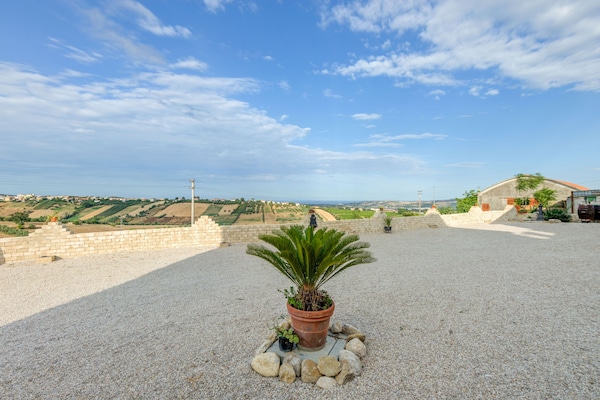 Foto van Monumentaal vakantiehuis in de heuvels van Abruzzo - ViewSummer