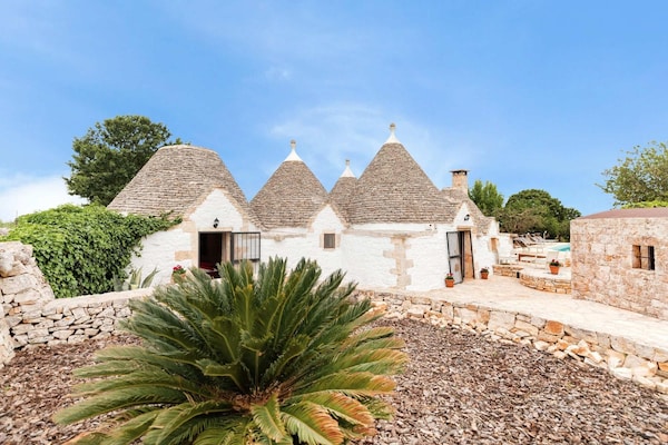 Foto van Stenen huis in Locorotondo met ondergrondse zwembad voor 6 personen - ExteriorSummer