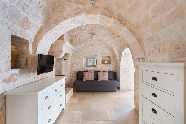 Foto van Stenen huis in Locorotondo met ondergrondse zwembad voor 6 personen - LivingRoom