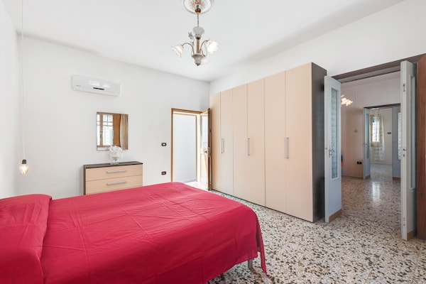 Foto van Comfortabel Vakantiehuis met Tuin - Vakantiehuis in Collepasso - BedRoom