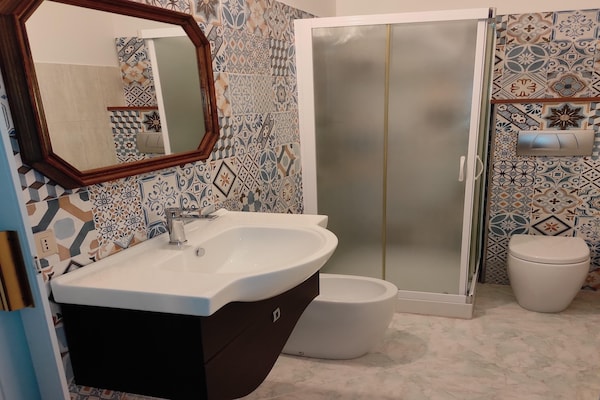 Foto van Gezellig Etna Appartement met Zwembad - Vakantiehuis in Santa Venerina - BathRoom