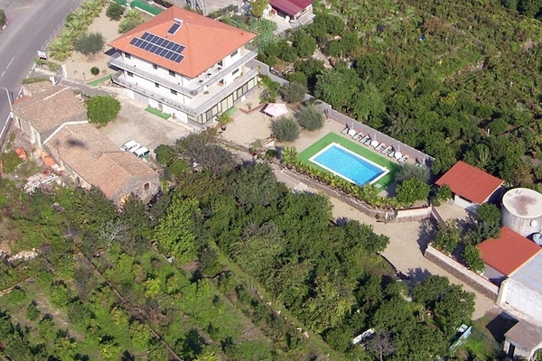 Foto van Gezellig Etna Appartement met Zwembad - Vakantiehuis in Santa Venerina - AreaSummer1KM