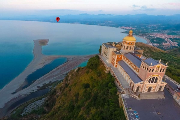 Foto van Cannotta Beach - Alicudi - Vakantiehuis in Terme Vigliatore - Untagged