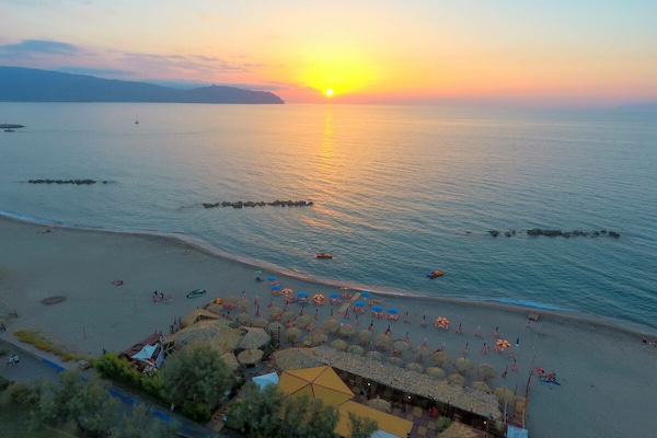 Foto van Cannotta Beach - Alicudi - Vakantiehuis in Terme Vigliatore - Untagged