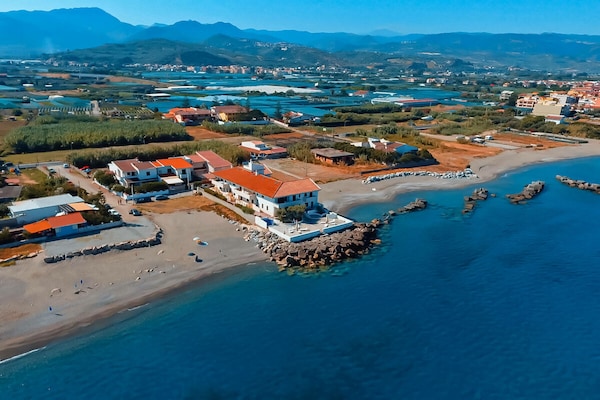 Foto van Cannotta Beach - Alicudi - Vakantiehuis in Terme Vigliatore - Untagged