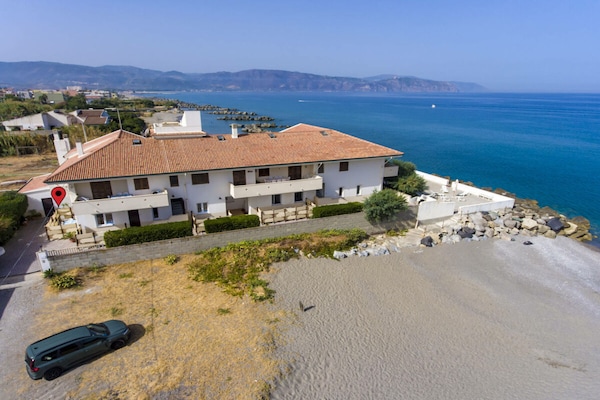 Foto van Cannotta Beach - Alicudi - Vakantiehuis in Terme Vigliatore - Untagged