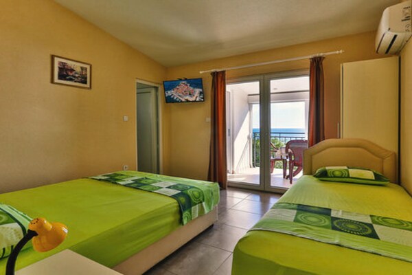 Foto van Beachfront Sunset Apartments Sutomore - Studio Apartment with Sea View and Terrace - BedRoom