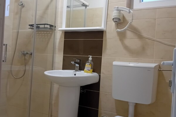 Foto van Beachfront Sunset Apartments Sutomore - Studio Apartment with Sea View and Terrace - BathRoom