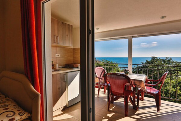 Foto van Beachfront Sunset Apartments Sutomore - Studio Apartment with Sea View and Terrace - TerraceBalcony